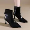 Simples e elegantes, combinadas com um casaco, botinhas de salto agulha bico fino para mulheres, novas botas da moda slim-fit de salto alto para o outono de 2026, botas de moda versáteis