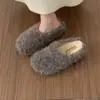 Chinelos Peludos Fechados 2026 Novos Femininos para Exterior Preguiçosos Bico Redondo Planos com Solado Grosso Versáteis de Pelúcia Quentes Meio Chinelos