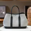 Nova Bolsa de Jardim Cor Panda com Toque de Luxo, Bolsa Feminina Color Block de Couro Genuíno e Lona, Adequada para o Dia a Dia e Uso Casual