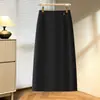 Saia midi de corte reto com estampa de bolinhas para mulheres, novo estilo outono, com fenda nas costas, casual, modeladora, moderna, versátil e elegante, na cor preta