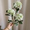 [Material de flor blanca] Arreglo floral de hortensia, rosa, flor de pasto escarchado con decoración de material de hoja de niebla de techo de pasto, flor de simulación para boda