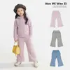 Conjunto deportivo de otoño para niña con un cárdigan con capucha y pantalones de chándal ajustados y ligeramente acampanados, un conjunto de dos piezas