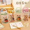 Conjunto de material escolar com tema de desenho animado, fofo e estiloso, perfeito como um pequeno presente para estudantes no início do ano letivo; inclui um caderno e uma caneta retrátil, ideal como recompensa ou presente