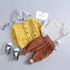 Versión coreana del nuevo traje de tres piezas con capucha de manga larga de dinosaurio de dibujos animados para niños y niñas de primavera y otoño al por mayor moda