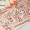 Llavero de 26 Letras de Comercio Exterior Europeo y Americano, Nuevo Encanto para Bolso con Colgante de Cereza y Lazo Estilo Dulce Ins para Mujeres
