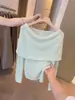 Blusa de tricô ombro a ombro feminina, novo estilo suave de outono de 2026, blusa básica macia e elegante de manga longa ombro a ombro