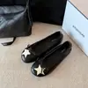 Versión en stock~2026 nuevos zapatos planos de ballet con lazo y estrella, punta poco profunda, cuero suave, zapatos de abuela, zapatos de un solo color con patrón de diamantes