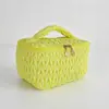 Bolsa de maquillaje cuadrada acolchada con nuevo diseño de vid tejida, ligera, gran capacidad, tacto de alta gama, bolso de mano portátil