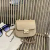 Bolso pequeño de gamuza de moda para mujer, nuevo bolso versátil con cadena para hombro y bandolera 2026, bolso pequeño cuadrado de otoño e invierno