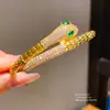 Pulsera Abierta de Oro Real de 18K Electrochapado con Circonita de Tres Capas con Forma de Serpiente, Pulsera de Lujo Ligero de Alta Gama, Joyería de Mano Personalizada de Nicho para Mujeres