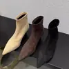 Botas Femininas Simples de Camurça Preta com Salto Fino Estilo Pequeno Perfumado Botas Curtas Femininas Elásticas Solado Macio Bico Fino Botas Únicas com Saltos Pequenos