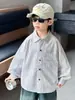 Camisa infantil fresca de rayas verticales de manga larga, colección primavera y otoño 2026, camisa de bebé de corte holgado, prenda exterior informal para niños