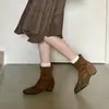 Botas curtas de salto alto grossas estilo coreano com bico fino, novo modelo 2026, botas curtas da moda outono-inverno estilosas e modernas, botas que aumentam a altura e emagrecem