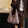 Bolso de hombro grande de gamuza con estampado de leopardo retro transfronterizo, nueva colección otoño/invierno 2026, estilo casual, adecuado para ir al trabajo y diseñado para llevarse debajo del brazo
