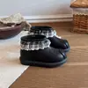 Botas Curtas de Inverno Quentes com Pelúcia para Meninas Estilo Princesa 2026 Sapatos Caminhantes de Solado Macio para Bebês Botas Martin para Crianças Pequenas