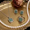 Colar Quadrado Colorido em Aço Titânio Não Desbota para Mulheres, Design de Nicho de Luxo Leve, Brincos e Anéis de Temperamento de Moda de Alta Qualidade