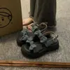 Sandálias de Salto Alto com Solado Grosso para Uso Externo de Verão Feminino 2025 Novo Estilo Coreano Sandálias Romanas Versáteis com Fivela e Laço