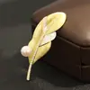 Nuevo Broche de Pluma Cepillada Oro y Plata de Alta Gama con Pin de Perla Natural de Nácar para Prevenir la Exposición