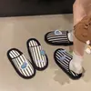 Pantuflas mullidas a rayas de moda para mujer, nueva colección otoño/invierno 2026, adecuadas para usar en interiores y exteriores, cálidas, antideslizantes y con adorables diseños de dibujos animados