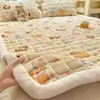 Cobre-leito de veludo de leite com estampa floral pequena, capa para colchão tatami, peça única de veludo de leite, conjunto de três peças, tipo espessado para inverno, antiderrapante