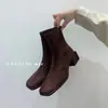 Botas Curtas Slim Femininas 2026 Nova Coleção Primavera e Outono Salto Bloco Salto Médio Forradas com Lã Botas Meia Elásticas Cor Nude Botas Color Nude Botas Estilo Martin