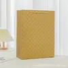 Bolsa de regalo dorada para negocios, bolsa de papel gruesa con relieve profundo, bolso de mano de color sólido de alta gama, versión vertical, bolsa de embalaje de tamaño grande