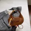 Moda Outono 2025 Nova Tendência Bolsa Meia-Lua com Painéis Foscos Bolsa de Mão Casual Estilosa Feminina Bolsa Transversal