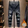Jeans rasgados de alta costura para hombre, nuevo estilo otoño e invierno 2026, forro polar, marca de tendencia, geniales y únicos, diseño de salpicaduras de pintura, pantalones pitillo ajustados