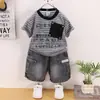 Conjunto de Roupa de Verão para Meninos, Novo Conjunto Elegante de Duas Peças com Listras e Letras de Manga Curta para Bebês e Crianças Pequenas, Disponível para Dropshipping