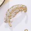 Broche de Pluma Dorada Curva Incrustada de Diamantes, Broche de Hoja de Lujo de Gama Alta Incrustado de Perlas, Joyería Popular Europea y Americana