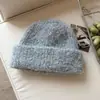 Venta al por mayor de fábrica de gorros de punto listos para enviar, sencillos, suaves y acogedores para hombres y mujeres, con una mezcla de lana para mayor calidez y protección para los oídos en invierno