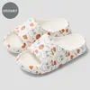 Chinelos de Casal com Sensação de Pisar nas Nuvens, Novo Estilo Estampado Masculino, Antiderrapantes, Resistentes a Odores, Sandálias de Uso Duplo para Banheiro Interno e Exterior para Mulheres