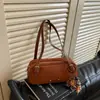 Coleção de outono 2026 transfronteiriça: uma bolsa de ombro estilosa e moderna com um toque luxuoso e vintage, feita de camurça, perfeita para o trajeto e o uso diário