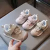 Zapatillas deportivas para niños 2026 nuevas antideslizantes de suela blanda unisex casual Zapatos de entrenamiento alemanes para primavera y otoño, zapatos sencillos para bebé para otoño