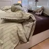 Conjunto de cama de quatro peças em algodão puro lavado, estilo ins de luxo leve, com bordas em concha e listras xadrez, adequado para dormitórios estudantis, conjunto de três peças