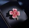 Broche de Trébol de Cuatro Hojas de Cristal con Abanico Literario de Alta Gama para Mujer, Corsage con Sentido de Alta Gama, Pin Elegante para Traje, Nuevos Accesorios, Regalos