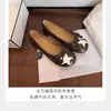 Zapatos planos casuales para mujer, estilo nuevo, rejuvenecedores, zapatos planos de tacón bajo 2026, bailarinas de punta redonda con estampado de estrellas, parte superior de piel, apertura poco profunda, con un lazo