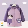 Nuevo impermeable y resistente a las manchas para niños para otoño e invierno, adecuado para usar sobre chaquetas de plumas y abrigos acolchados de algodón; también funciona como prenda protectora y delantal para niños