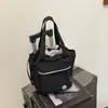 Un bolso bandolera de nailon amarillo brillante y refrescante, un bolso tote informal de estilo japonés, perfecto para el uso diario y las salidas, un bolso de hombro versátil y vibrante