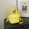 Un bolso bandolera de nailon amarillo brillante y refrescante, un bolso tote informal de estilo japonés, perfecto para el uso diario y las salidas, un bolso de hombro versátil y vibrante