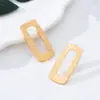 Un par de aretes cuadrados simples texturizados huecos para mujer, de moda para el uso diario
