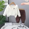 Versión coreana del nuevo traje casual de primavera para niñas, primavera y otoño, estilo callejero, chaleco con cabeza de conejo para niños pequeños y medianos, tres piezas, moderno