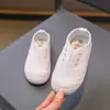 Sapatos Brancos Escolares de Primavera e Outono Sapatos de Tecido Branco para Estudantes Meninos e Meninas Sapatos de Lona com Solado Macio Sapatos de Interior para Jardim de Infância