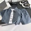 Kids2027 Novo Conjunto de Roupas de Verão para Meninos Roupas Jeans com Estampa Completa para Bebê Conjunto de Três Peças com Manga Curta para Crianças Moderno