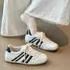 Zapatillas de entrenamiento alemanas de suela gruesa para mujer, nuevas zapatillas blancas versátiles primavera/verano 2026, zapatillas deportivas casuales con cordones, suela plana, zapatillas Forrest Gump