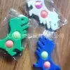 Fábrica em estoque fornecimento direto 2 furos dedo plástico bolha música desenho animado rato matador pioneiro descompressão silicone chaveiro brinquedo