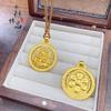 O mesmo pingente de Buda Maitreya com incrustações de ouro e areia vietnamita com diamante, mantra de seis caracteres banhado a cobre, pingente de Buda com sorriso na barriga grande