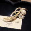 Broche de Flor de Concha de Zircón Chapado en Oro Real de 14K Estilo Lujo Ligero Perla de Imitación Nicho Moda de Gama Alta Exquisita Joyería de Pecho para Mujeres