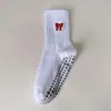 Calcetines de Yoga Rojos Ankela para Mujer, Calcetines Deportivos Antideslizantes de Pilates de Caña Media con Lazo Bordado para Gimnasio y Suelo