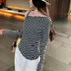 Kendall pusumede por aí, camiseta branca de manga longa ombro a ombro para mulheres, com design de nó torcido e um top de malha ombro a ombro